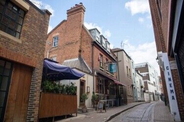 LONDON - PRIME BAR & RESTAURANT INVESTMENT IN AFFLUENT AREA Photo 1