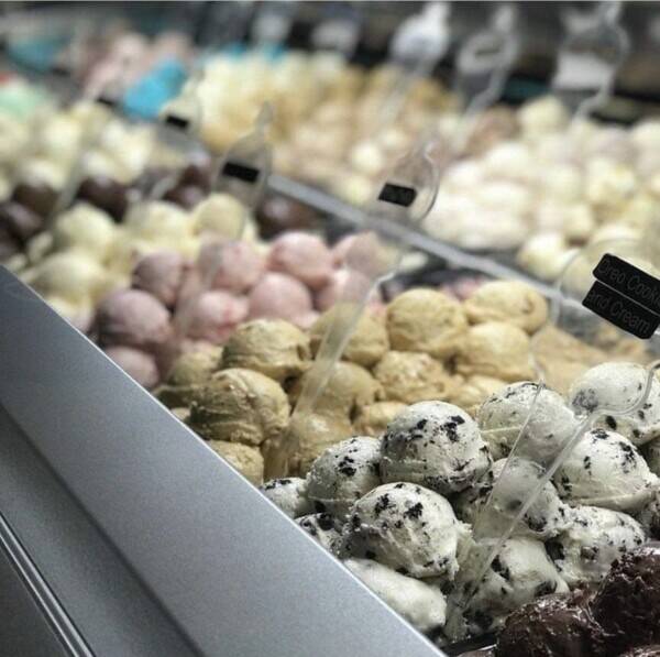 Highly popular ice cream, coffee, confectionery and cake outlet. Photo 1