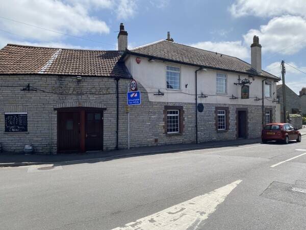 SOMERSET- POPULAR WET LED TOWN FREEHOUSE Photo 1