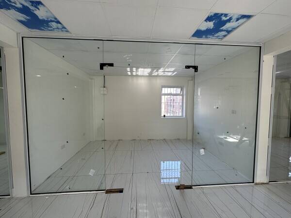 Unit in Prime Location Southall. Best location for Barbers, Boutiique, Tailor, desert and more. Photo 1