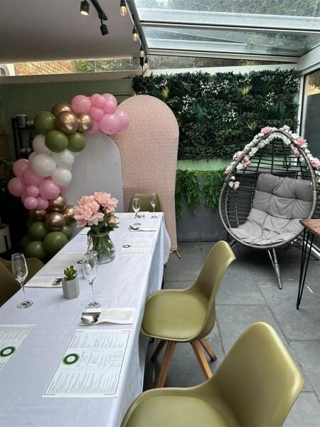 AN INDEPENDENT CAFÉ PROVIDING HEALTHY AND INDULGENT TREATS AN INDEPENDENT CAFÉ PROVIDING HEALTHY AND INDULGENT TREATS