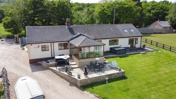 EQUESTRIAN - Yew Tree Bungalow provides an increasingly rare  opportunity to acquire a spacious Photo 1