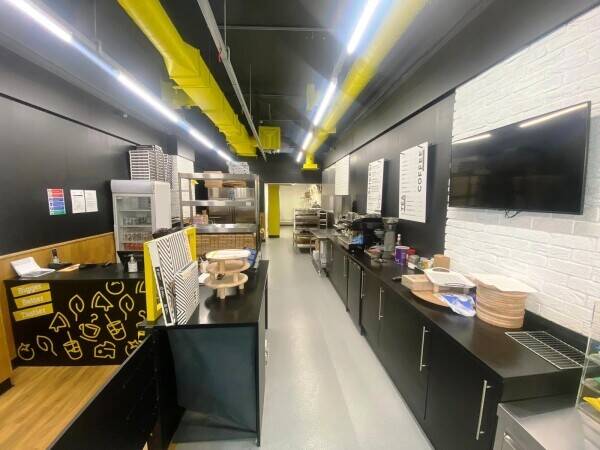 STAFF RUN PIZZA TAKEAWAY & DARK KITCHEN WITHIN SHOPPING CENTRE Photo 1