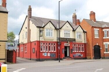 WARWICKSHIRE - TRADITIONAL PUBLIC HOUSE IN CENTRE OF BUSY MARKET TOWN Photo 1