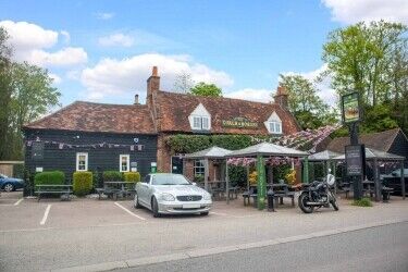HERTFORDSHIRE - CHARACTER PUB WITH EXCEPTIONAL OUTSIDE TRADE SPACE Photo 1