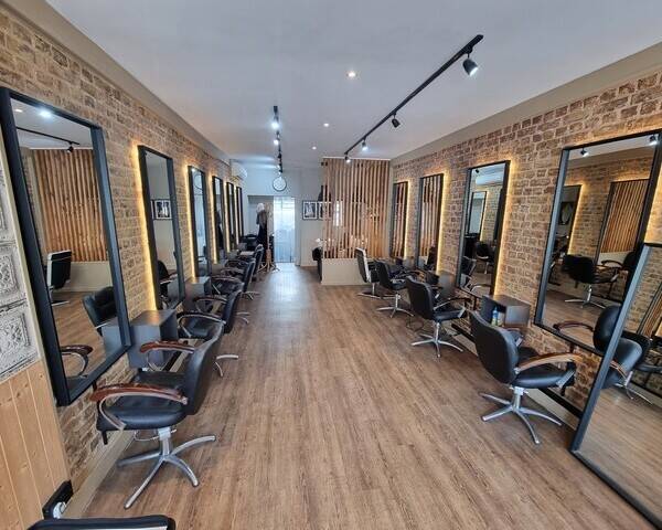 VACANT FITTED HAIR SALON / BARBERS – APPROX. 400 Sq. Ft. located on the BROADWAY – LEIGH-ON-SEA Photo 1