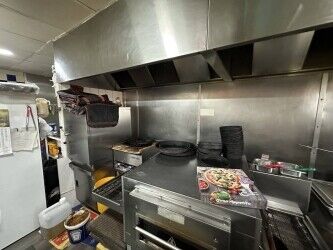 40 years old Chicken Shop in Harrow. Prime Location. Easy manage and profitable business. Photo 1