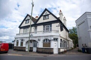 LONDON - SUBSTANTIAL CLOSED PUB BY STATION SUITABLE FOR A VARIETY OF USES Photo 1