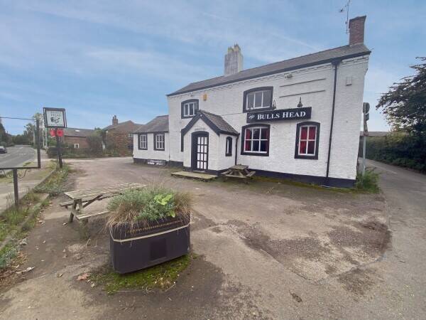 CHESHIRE - VILLAGE PUBLIC HOUSE ON SIZEABLE PLOT Photo 1