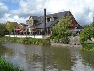 WILTSHIRE- CANAL & MARINA SIDE PUBLIC HOUSE Photo 1