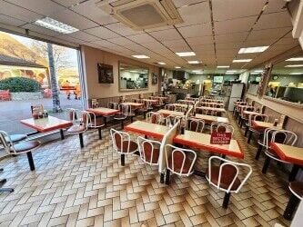 WELL ESTABLISHED CAFÉ WITHIN OPEN AIR SHOPPING CENTRE Photo 1