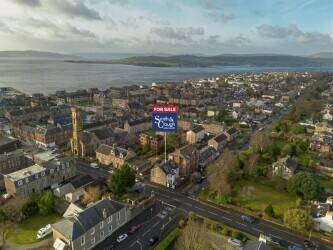 Well presented B&B/family home located within affluent seaside town close to all amenities. Photo 1
