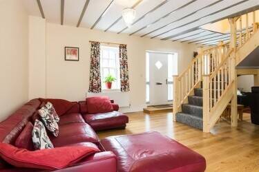 Holiday Cottage for Sale, Close to the Cotswolds Holiday Cottage for Sale, Close to the Cotswolds