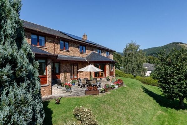 Immaculately Presented 8 Bedroom Detached Dwelling Immaculately Presented 8 Bedroom Detached Dwelling