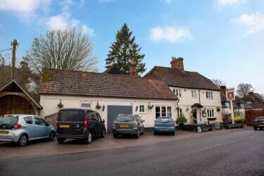 HAMPSHIRE - FREE-OF-TIE PUB ON BUSY THROUGH ROAD
