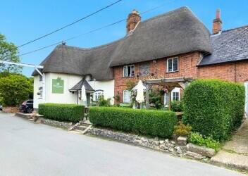 WILTSHIRE - PICTURESQUE VILLAGE FREE HOUSE ON SALISBURY PLAIN Photo 1