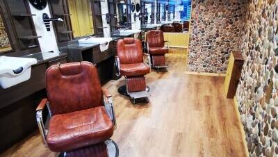 BUSY GENTS’ BARBERSHOP SITUATED IN THE TOWN OF DUNFERMLINE, IN FIFE, SCOTLAND Photo 1