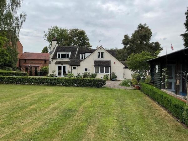 Luxury Cattery  with an impressive detached house plus 2 bed letting cottage (licensed for 44 cats) Photo 1
