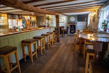 BUCKINGHAMSHIRE - VILLAGE PUB WITH POTENTIAL FOR FOOD-LED BUSINESS
