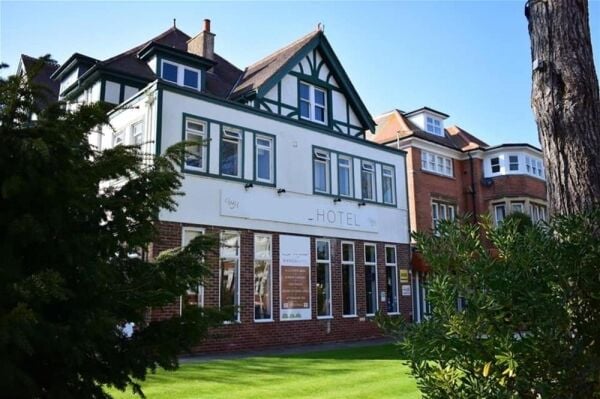 HOTEL/RESTAURANT/EVENTS VENUE
(HAS PLANNING FOR EDUCATIONAL/CARE HOME USE)