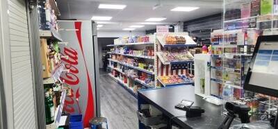 Prime location place available for takeaway restaurant or Barbar shop