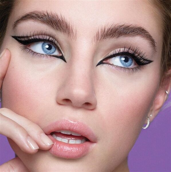E-COMMERCE BUSINESS SPECIALISING IN  PROFESSIONAL AND CAMOUFLAGE MAKEUP Photo 1