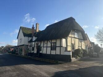 COTSWOLDS – 17TH CENTURY GRADE II LISTED BLACK AND WHITE TUDOR INN Photo 1