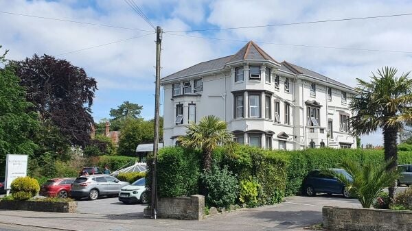 Prominent 28/29 Bedroom 2 Star Hotel with Consent to Extend