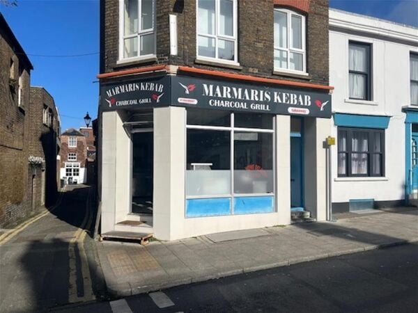 LEASEHOLD KEBAB TAKEAWAY
SELF CONTAINED 5 BED FLAT ABOVE LEASEHOLD KEBAB TAKEAWAY
SELF CONTAINED 5 BED FLAT ABOVE