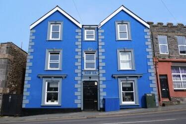 PEMBROKESHIRE - SUBSTANTIAL PUBLIC HOUSE IN BUSY TOWN CENTRE LOCATION OVERLOOKING MARINA