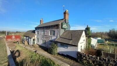 WARWICKSHIRE - CANALSIDE FREEHOUSE IN PROMINENT ROADSIDE LOCATION