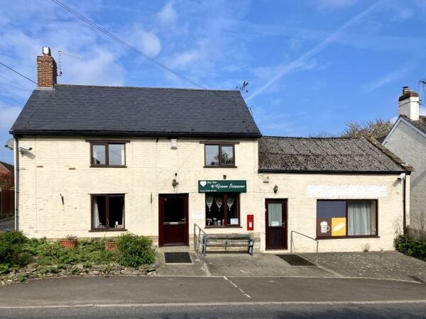 VERSATILE/MIXED EMPTY COMMERCIAL PREMISES & SPACIOUS 4 BEDROOM HOUSE VERSATILE/MIXED EMPTY COMMERCIAL PREMISES & SPACIOUS 4 BEDROOM HOUSE