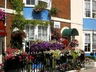 Stylish Seaside Guest House with Sub-Tropical Private Garden For Sale in Weymouth