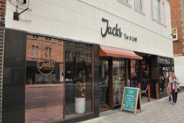 Thriving High Street Caf&eacute;/Restaurant &ndash; Prominent Location &ndash; Daytime Trade Only &ndash; &pound;600K Turnover