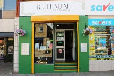 Vibrant Italian Restaurant with Modern Elegance Vibrant Italian Restaurant with Modern Elegance