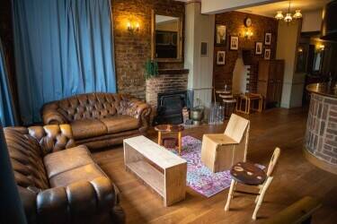 KENT - CLOSED PUB ON BUSY ARTERIAL ROAD