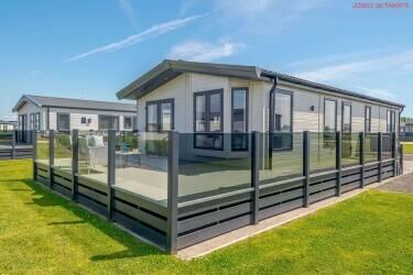 Luxury Holiday Lodge with &pound;30k Annual Bookings in Somerset