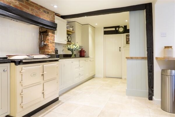 BESPOKE LUXURY KITCHENS