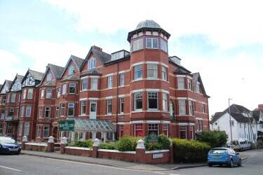 RADNORSHIRE - SUBSTANTIAL 11 BEDROOM HOTEL