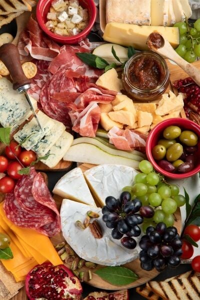 FRENCH-INSPIRED DELICATESSEN AND CAFÉ