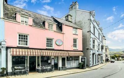 CAFE/RETAIL BUSINESS & BEAUTIFUL FAMILY HOME,  BARMOUTH, NORTH WALES FOR SALE