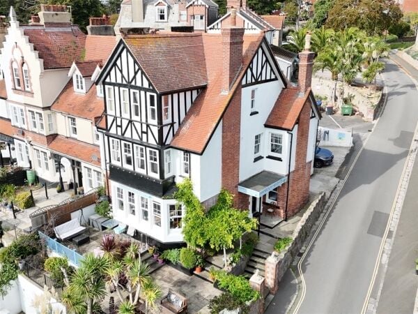 Beautifully presented guest house in a prime position close to Torquay Harbour For Sale in Torquay Beautifully presented guest house in a prime position close to Torquay Harbour For Sale in Torquay