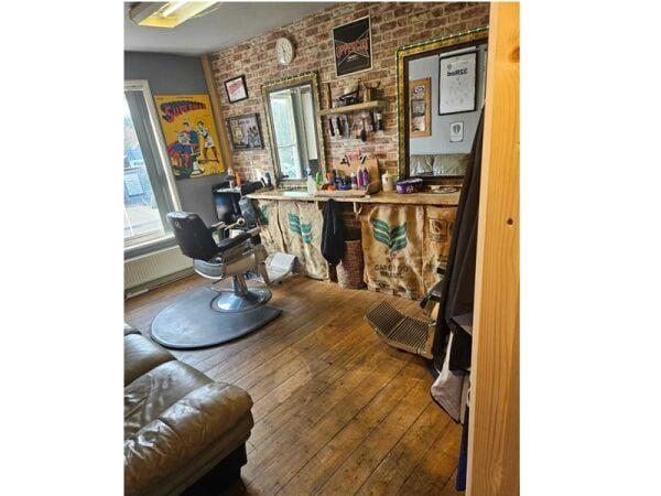 Golden Opportunity – Thriving Tanning & Vape Business with Lucrative Sublets