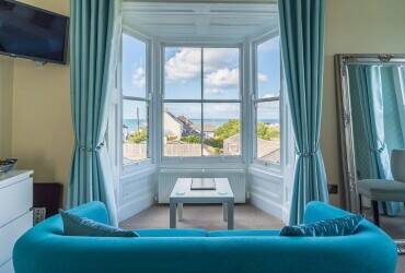 CARDIGANSHIIRE - COASTAL VILLAGE HOTEL WITH SEA VIEWS