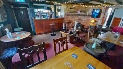 Mid Wales/Shropshire border - market town 'black & white' freehouse