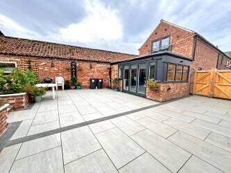 NORTH YORKSHIRE - VILLAGE PUB AND NEWLY BUILT 2 BEDROOM COTTAGE