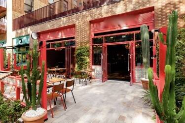Beautifully fitted 1am licensed ground floor restaurant & bar located in Elephant & Castle