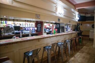 KENT - TOWN CENTRE PUB WITH PLANNING FOR FOUR FLATS