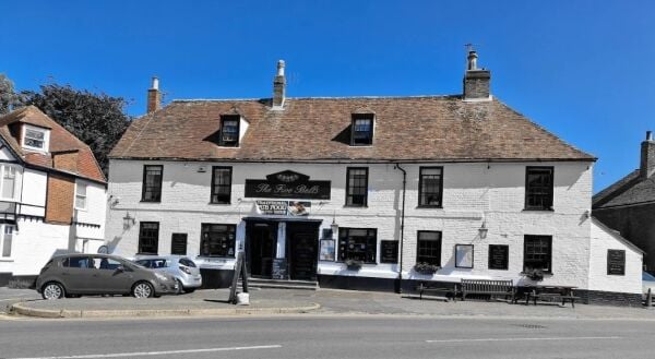 REDUCED - Iconic 17th-Century Pub and B&B in Prime Kent Location