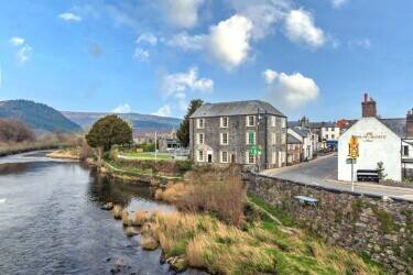 CONWY - FOUR BEAUTIFULLY APPOINTED HOLIDAY APARTMENTS ON THE EDGE OF SNOWDONIA NATIONAL PARK